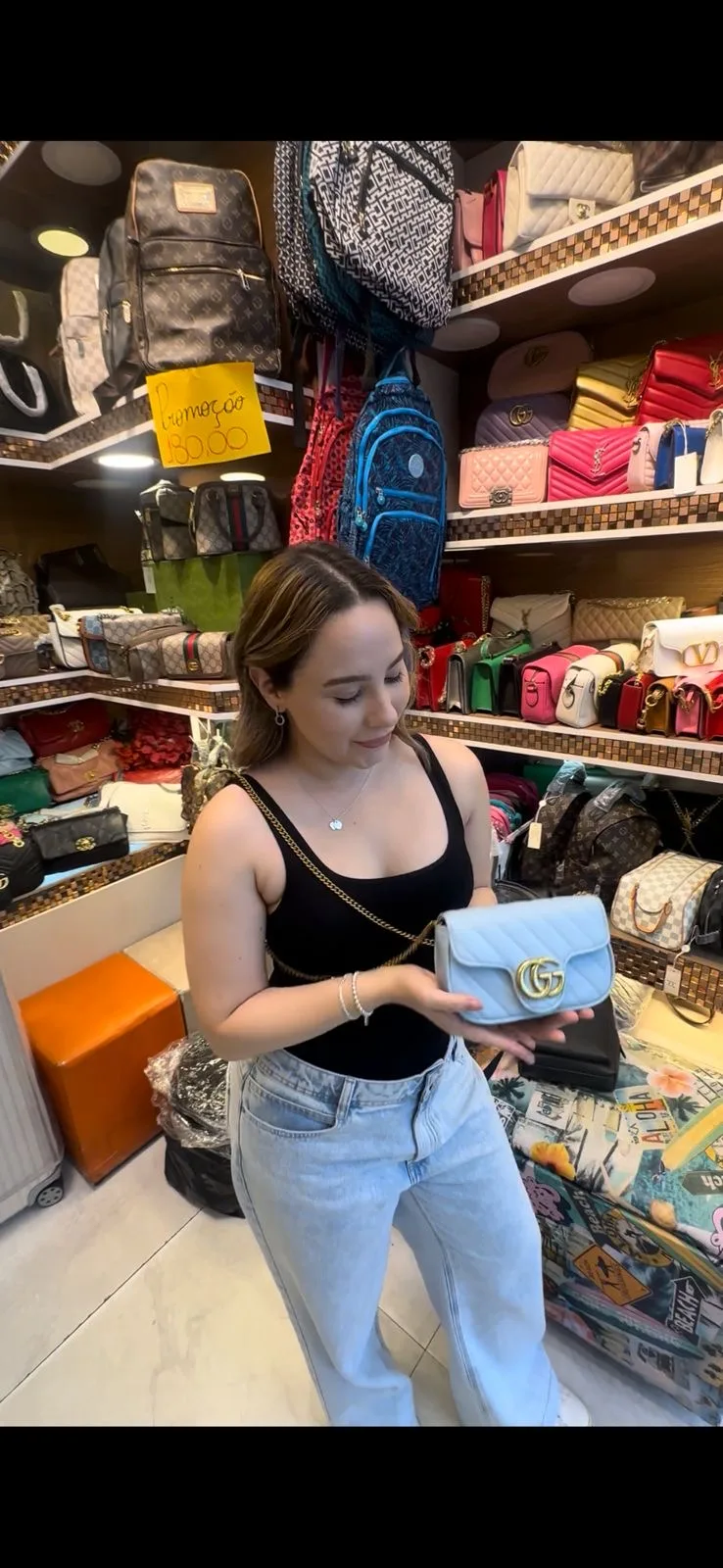 Vitoria en una tienda de bolsos